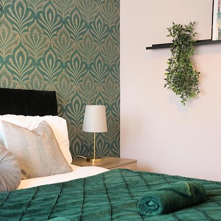 Cosy Corner In Aylesbury Near Stoke Mandeville Hospital & Town Centre With Private Parking Eksteriør bilde