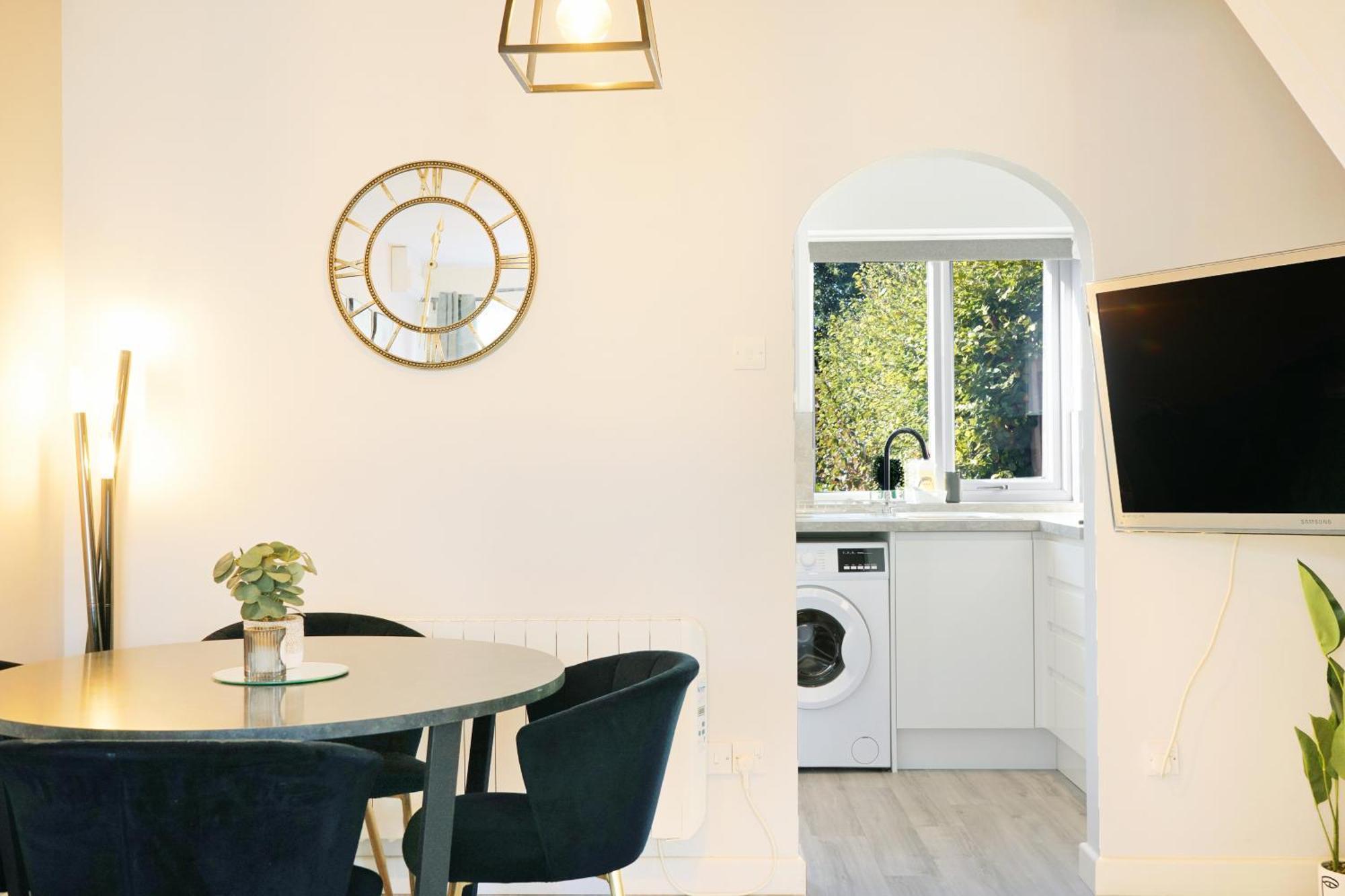Cosy Corner In Aylesbury Near Stoke Mandeville Hospital & Town Centre With Private Parking Eksteriør bilde