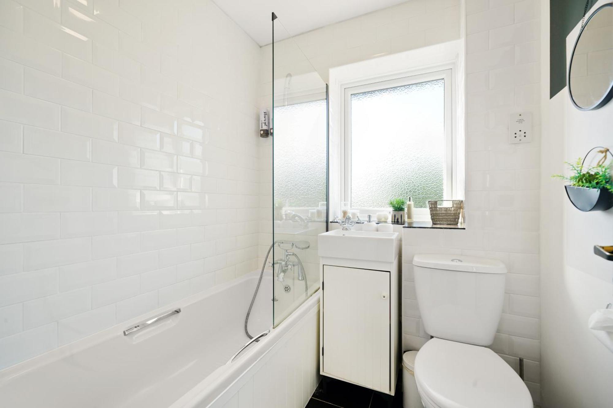 Cosy Corner In Aylesbury Near Stoke Mandeville Hospital & Town Centre With Private Parking Eksteriør bilde