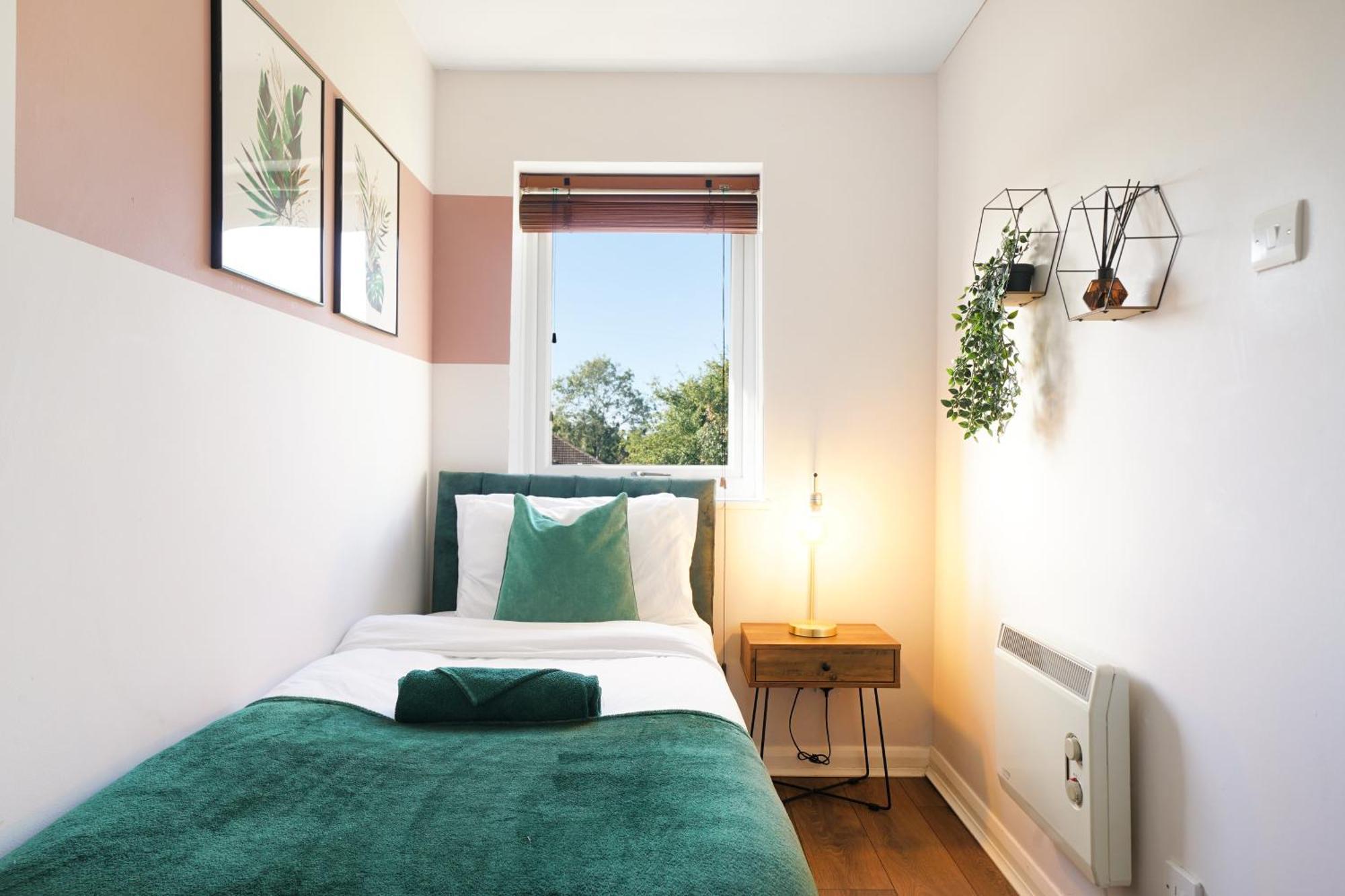 Cosy Corner In Aylesbury Near Stoke Mandeville Hospital & Town Centre With Private Parking Eksteriør bilde