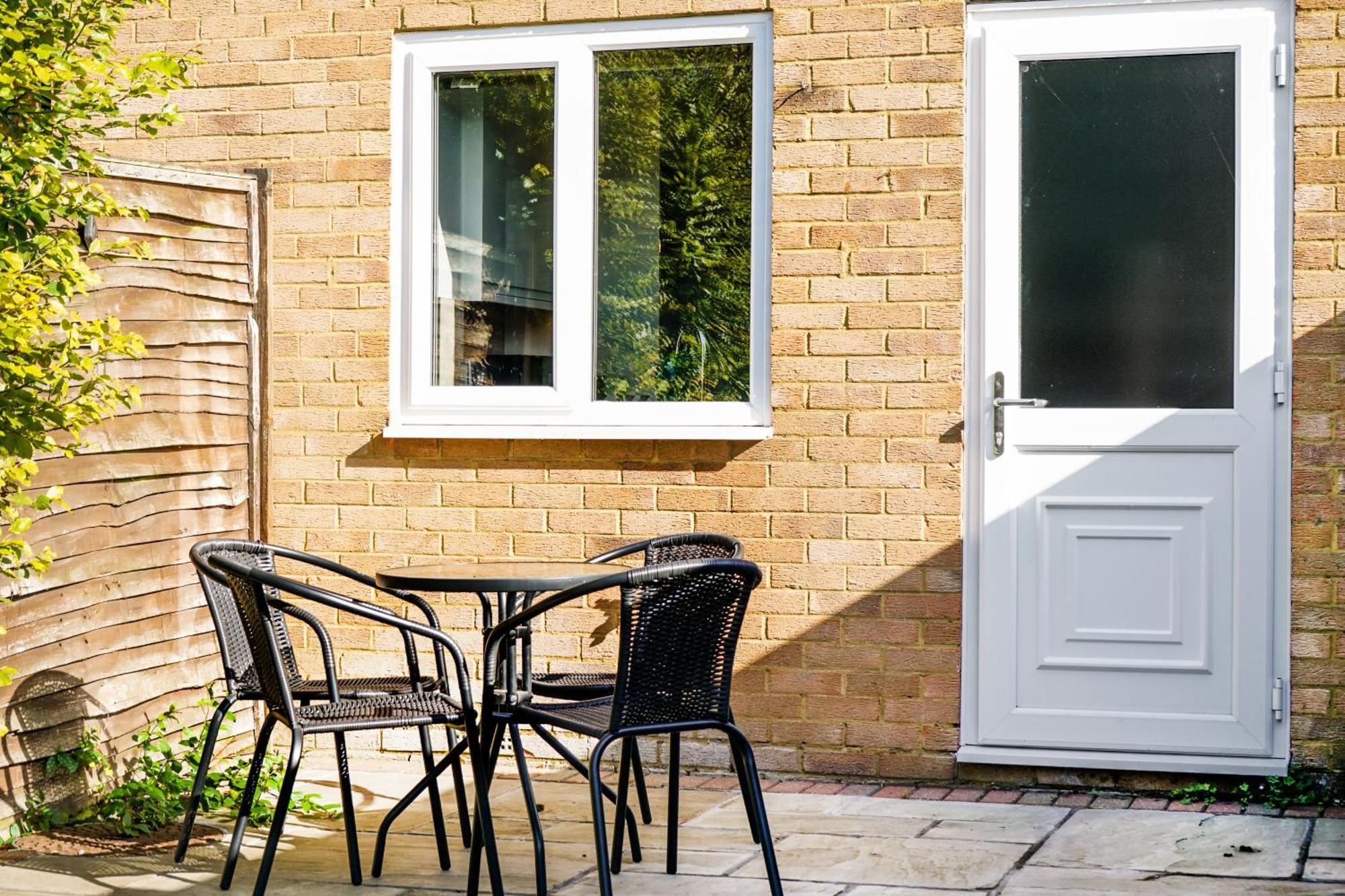 Cosy Corner In Aylesbury Near Stoke Mandeville Hospital & Town Centre With Private Parking Eksteriør bilde