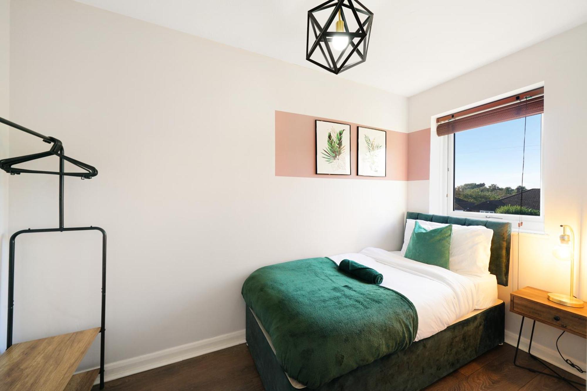 Cosy Corner In Aylesbury Near Stoke Mandeville Hospital & Town Centre With Private Parking Eksteriør bilde