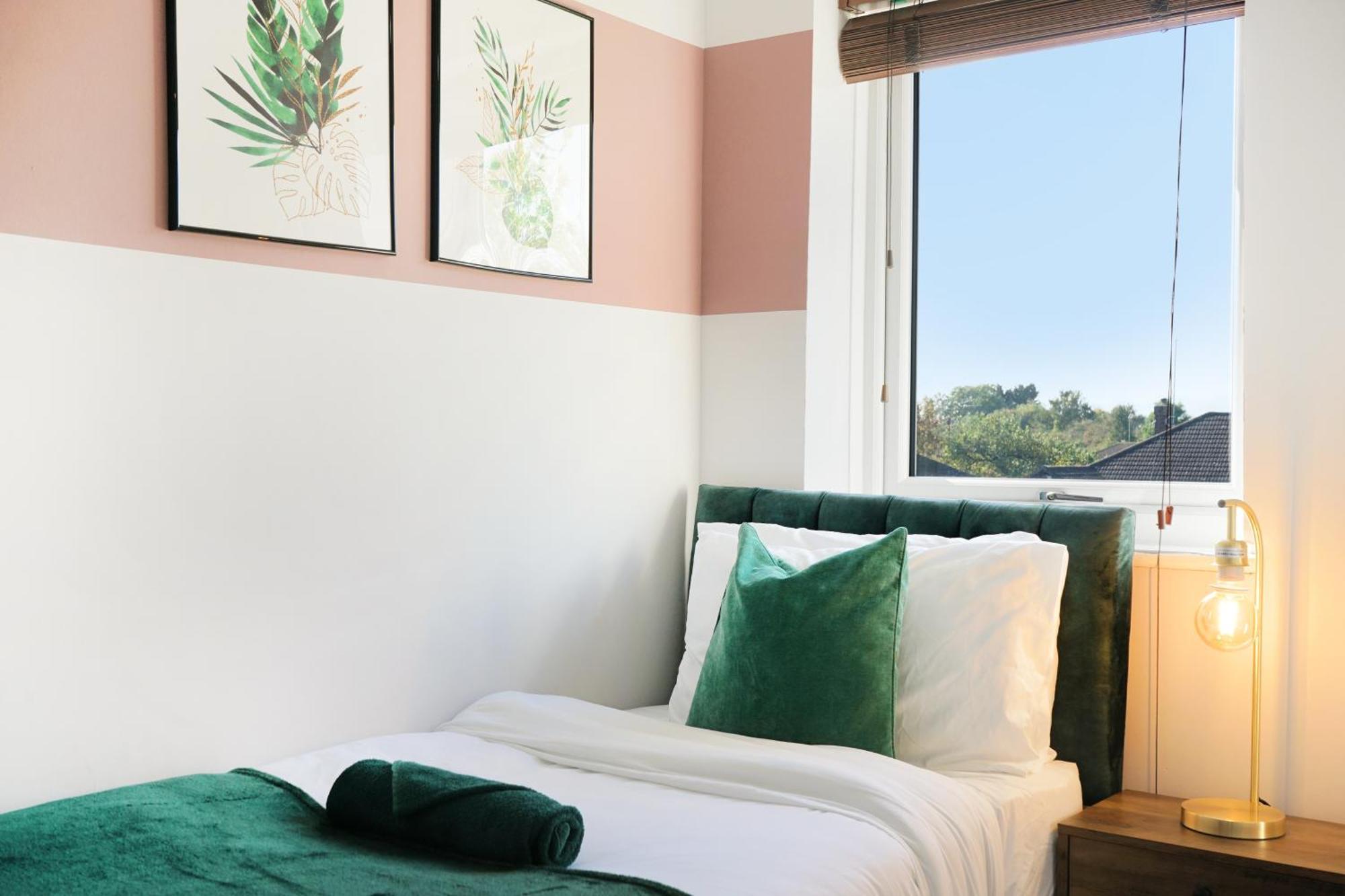 Cosy Corner In Aylesbury Near Stoke Mandeville Hospital & Town Centre With Private Parking Eksteriør bilde